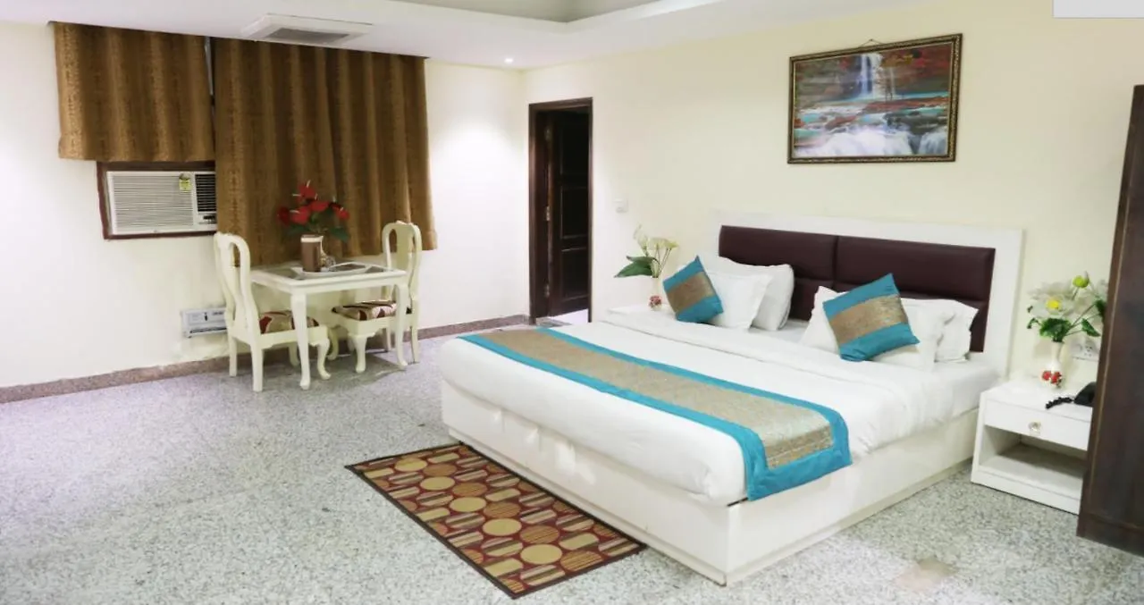 Airport Hotel The Paramont New Delhi 3*,